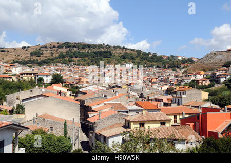 Vue sur le village de Santu Lussurgiu, Cagliari, Sardaigne, Italie Banque D'Images