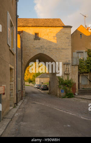 Vue du coucher de soleil de la porte nord (La Porte de tonnerre), dans le village médiéval de Noyers-sur-Serein, Bourgogne, France Banque D'Images