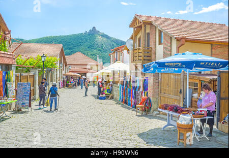 La promenade le long du marché du tourisme de Mtskheta avec vue sur le monastère de Jvari sur la montagne en face Banque D'Images