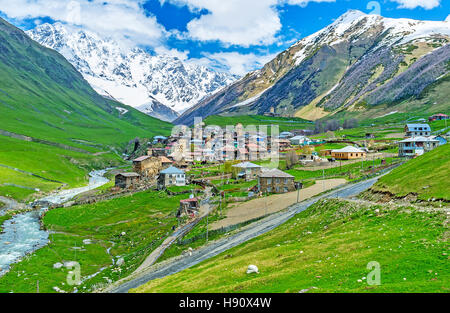 Vue panoramique sur Zhibiani village, la plus haute des quatre villages d'Ushguli, situé dans la communauté, gorge Enguri Haut Svaneti, Georgia. Banque D'Images