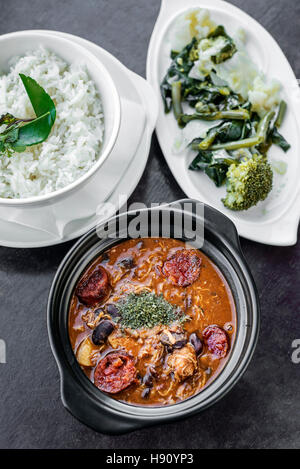 La feijoada de poulet épicé au chorizo portugais traditionnel ragoût de haricots rustique repas Banque D'Images