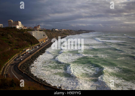 Les vagues de l'Atlantique lash le resort ville de Biarritz, dans le Pays Basque de France, Mars 2013 Banque D'Images