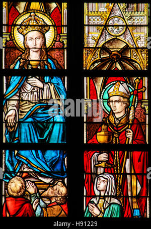 Vitrail représentant la Vierge Marie et d'un Saint dans le ciel dans l'Église d'Alsemberg, Belgique. Banque D'Images