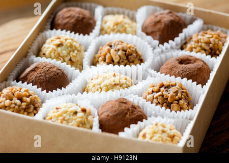 Boîte de chocolats, truffes au chocolat, divers, le chocolat blanc et praliné. Vue rapprochée, macro shot, selective focus Banque D'Images