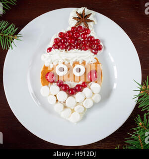 Petit-déjeuner d'art créative pour les enfants à Noël ou Nouvel An. Vue de dessus, plaque blanche arrière-plan. La nourriture de Noël, Nouvel An de l'alimentation Banque D'Images