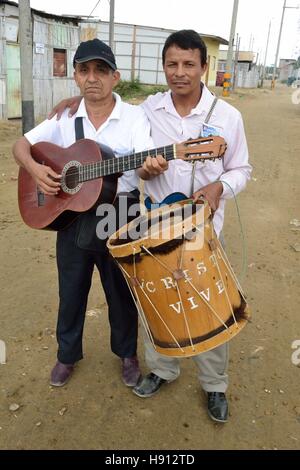 Groupe musical à PUERTO PIZARRO - Ministère de Tumbes - Pérou Banque D'Images