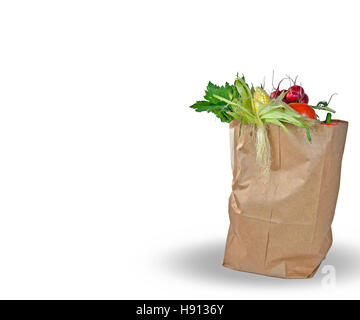 Des légumes frais dans le sac en papier brun isolated on white Banque D'Images