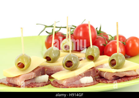 Fromage jambon olives et tomates buffet repas Banque D'Images