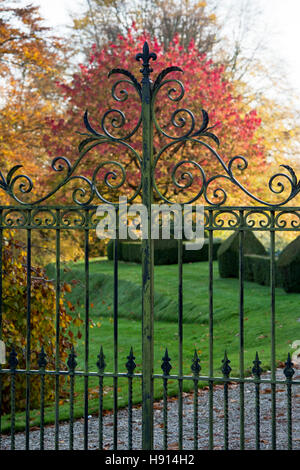 Portes en fer forgé décoratif à l'entrée d'un établissement à l'automne. Kingham hill, Cotswolds, Gloucestershire, Royaume-Uni Banque D'Images