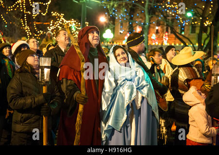 'Mary' et 'Joseph' au cours de Las Posadas de célébration de Noël Santa Fe, Santa Fe, Nouveau Mexique USA Banque D'Images