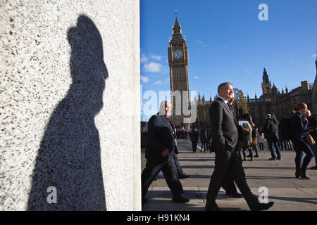Silhouette d'un fonctionnaire contre la Statue de Sir Winston Churchill, la place du Parlement, Whitehall, Londres, UK Banque D'Images