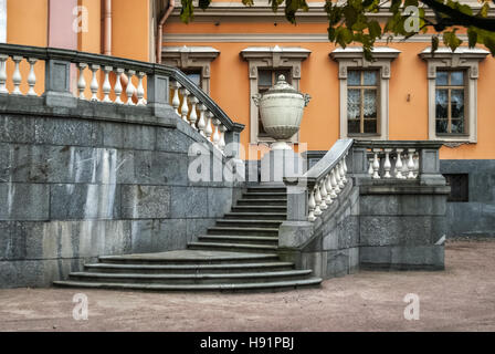 Droit du grand escalier de l'Mikhaïlovski (Château des ingénieurs) à Saint-Pétersbourg. En face est faite de granit et de marbre gris. Banque D'Images