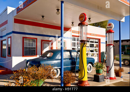 Une scène de rue avec une vieille station d'essence et une boutique de souvenirs du musée sur l'ancienne route 66 à Williams en Arizona Banque D'Images