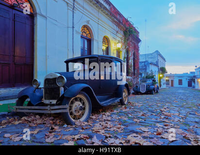 L'Uruguay, Colonia Ministère, Colonia del Sacramento, voitures anciennes sur la voie pavée du quartier historique. Banque D'Images