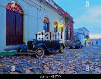 L'Uruguay, Colonia Ministère, Colonia del Sacramento, voitures anciennes sur la voie pavée du quartier historique. Banque D'Images