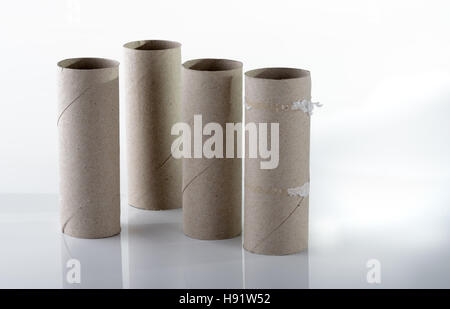 Quatre rouleaux de papier toilette vides Banque D'Images