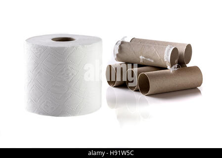 Cinq rouleaux de papier toilette vide à côté d'un rouleau entier. Banque D'Images