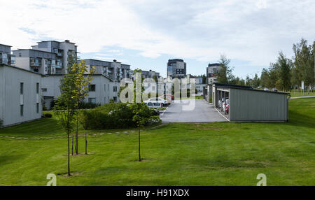 UMEA, Suède le 30 août 2016. Vue d'un règlement de banlieue moderne, garage, voitures, immobilier. Pelouse. Usage éditorial. Banque D'Images