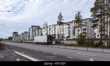 UMEA, Suède le 30 août 2016. Vue d'un règlement de banlieue moderne, les bâtiments, l'autoroute, le trafic. Usage éditorial. Banque D'Images