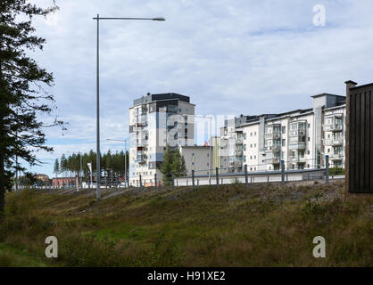 UMEA, Suède le 30 août 2016. Vue d'un règlement de banlieue moderne, les bâtiments, l'autoroute, le trafic. Usage éditorial. Banque D'Images