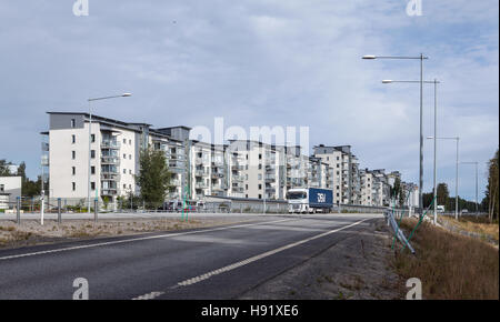 UMEA, Suède le 30 août 2016. Vue d'un règlement de banlieue moderne, les bâtiments, l'autoroute, le trafic. Usage éditorial. Banque D'Images