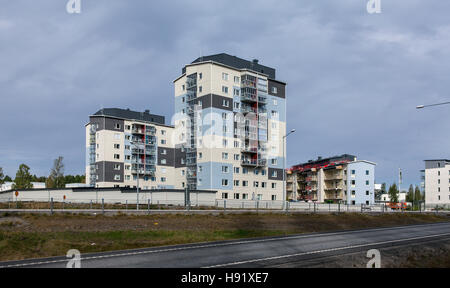 UMEA, Suède le 30 août 2016. Vue d'un règlement de banlieue moderne, les bâtiments, l'autoroute, le trafic. Usage éditorial. Banque D'Images