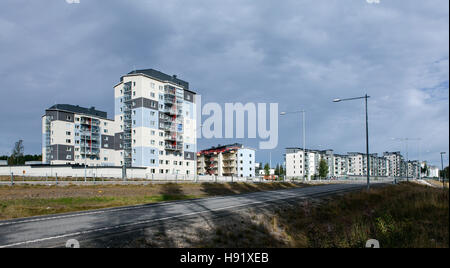 UMEA, Suède le 30 août 2016. Vue d'un règlement de banlieue moderne, les bâtiments, l'autoroute, le trafic. Usage éditorial. Banque D'Images