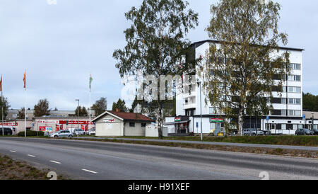 UMEA, Suède le 30 août 2016. Vue d'un règlement de banlieue moderne, voitures, store. Ce côté de la rue. Usage éditorial. Banque D'Images