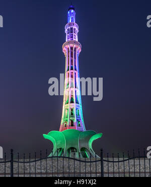 Minar-e-Pakistan est un monument public situé dans le parc d'Iqbal Lahore, Pakistan. Banque D'Images