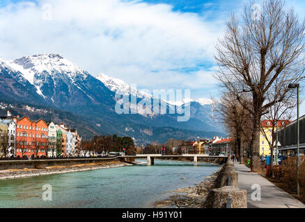 Innsbruck, Tirol, Autriche. La rivière Inn, pont, les maisons historiques ,alpes couverte de neige et arbres en hiver Banque D'Images