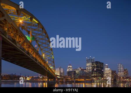 Pont de la rivière Monongahela, FORT PITT PITTSBURGH DOWNTOWN SKYLINE NEW YORK USA Banque D'Images