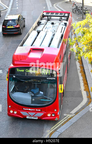 Vue aérienne des piles à combustible montées sur le toit sur le zéro rouge Émissions hydrogène écologique transport public Royaume-Uni London bus en exploitation Route RV1 Banque D'Images