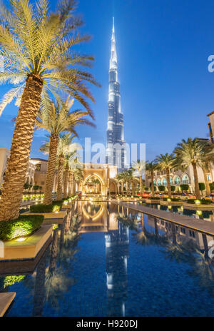 Vue sur le Burj Khalifa et Souk Al Bahar de nuit au centre-ville de Dubaï en Émirats Arabes Unis Banque D'Images