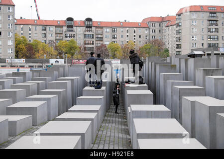 Les touristes debout sur le Mémorial aux Juifs assassinés d'Europe à Berlin, Allemagne, Europe, UE KATHY DEWITT Banque D'Images