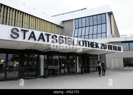 Les gens parlent devant l'entrée de la bibliothèque de Staatsbibliothek zu Bâtiment à Berlin Allemagne Europe KATHY DEWITT Banque D'Images