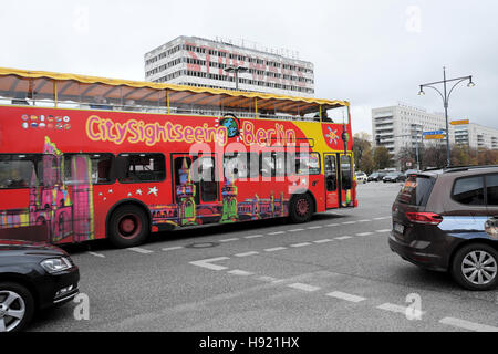 Visite de la ville rouge doubledecker bus touristique sur Karl Marx Allee à Berlin Est KATHY DEWITT Banque D'Images