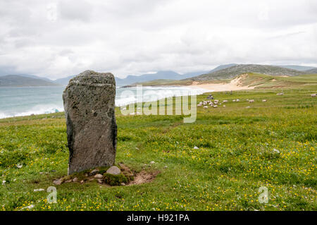 Clach Stèinigidh standing stone en face de Tràigh Mhòr Beach sur la côte ouest de l'Harris dans les Hébrides extérieures. Banque D'Images