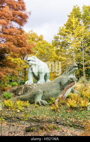 Dinosaures Crystal Palace, Iguanodons. L'Angleterre historique a annoncé en février 2020 que les dinosaures seront ajoutés à son patrimoine à risque registre. Banque D'Images