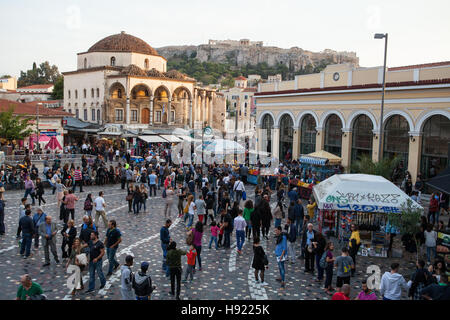 La place Monastiraki à Athènes avec mosquée Tsisdarakis & Métro Banque D'Images