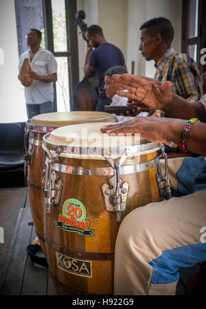 La Havane, Cuba : groupe de salsa et danseurs au Café Taberna (Cafe Beny Plus) dans la Vieille Havane Banque D'Images