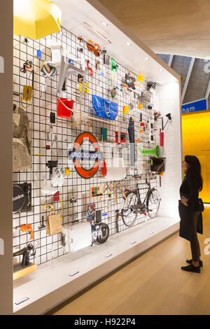 Londres, Royaume-Uni. 17 novembre 2017. Appuyez sur Aperçu. Le Musée du Design s'ouvre dans sa nouvelle maison sur Kensington High Street, conçu par John Pawson. Le nouveau bâtiment comprend deux grands espaces galerie temporaire, une collection permanente, d'un restaurant donnant sur Holland Park, auditorium, studios, bibliothèques, archives et de nouveaux centres d'apprentissage. S'ouvre au public le 24 novembre 2016. Banque D'Images