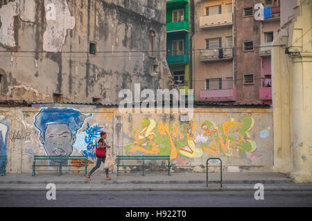 La Havane, Cuba : scène de rue le long du Prado dans la Vieille Havane Banque D'Images