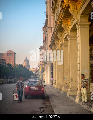 La Havane, Cuba : scène de rue le long du Prado dans la Vieille Havane Banque D'Images