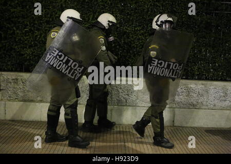 Athènes, Grèce. 17 novembre, 2016. 43e anniversaire de l'École Polytechnique le 17 novembre.la foule en mars souvenir à l'ambassade américaine. © George/Vitsaras Pacific Press/Alamy Live News Banque D'Images