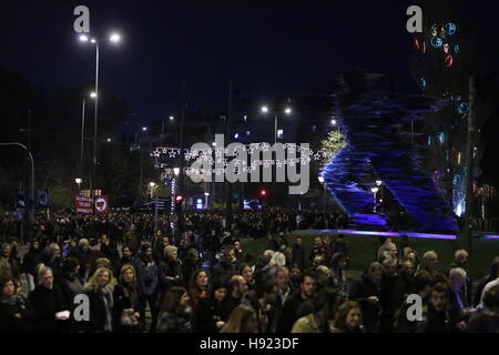 Athènes, Grèce. 17 novembre, 2016. 43e anniversaire de l'École Polytechnique le 17 novembre.la foule en mars souvenir à l'ambassade américaine. © George/Vitsaras Pacific Press/Alamy Live News Banque D'Images