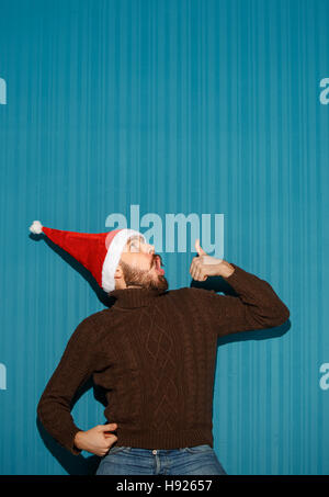 Noël surprise man wearing a santa hat Banque D'Images