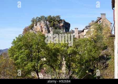 Un angle bas tourné sur une partie du village de Rodelle perché sur son piton rocheux (France). Une partie du village de Rodelle. Banque D'Images