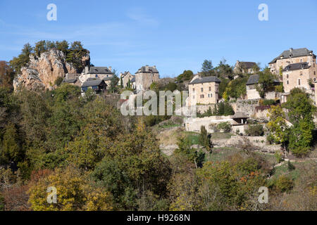 Un angle bas tourné sur une partie du village de Rodelle perché sur son piton rocheux (France). Une partie du village de Rodelle. Banque D'Images