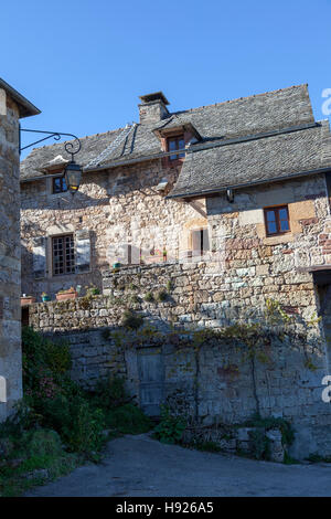 Une vieille maison à Rodelle, un village perché sur un éperon rocheux (Aveyron - France). Une vieille maison de grès rose à Rodelle. Banque D'Images