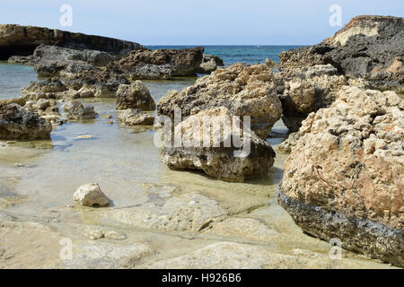 Beach & érodé les roches, Cape Drepano, Agios Georgios, Chypre Banque D'Images